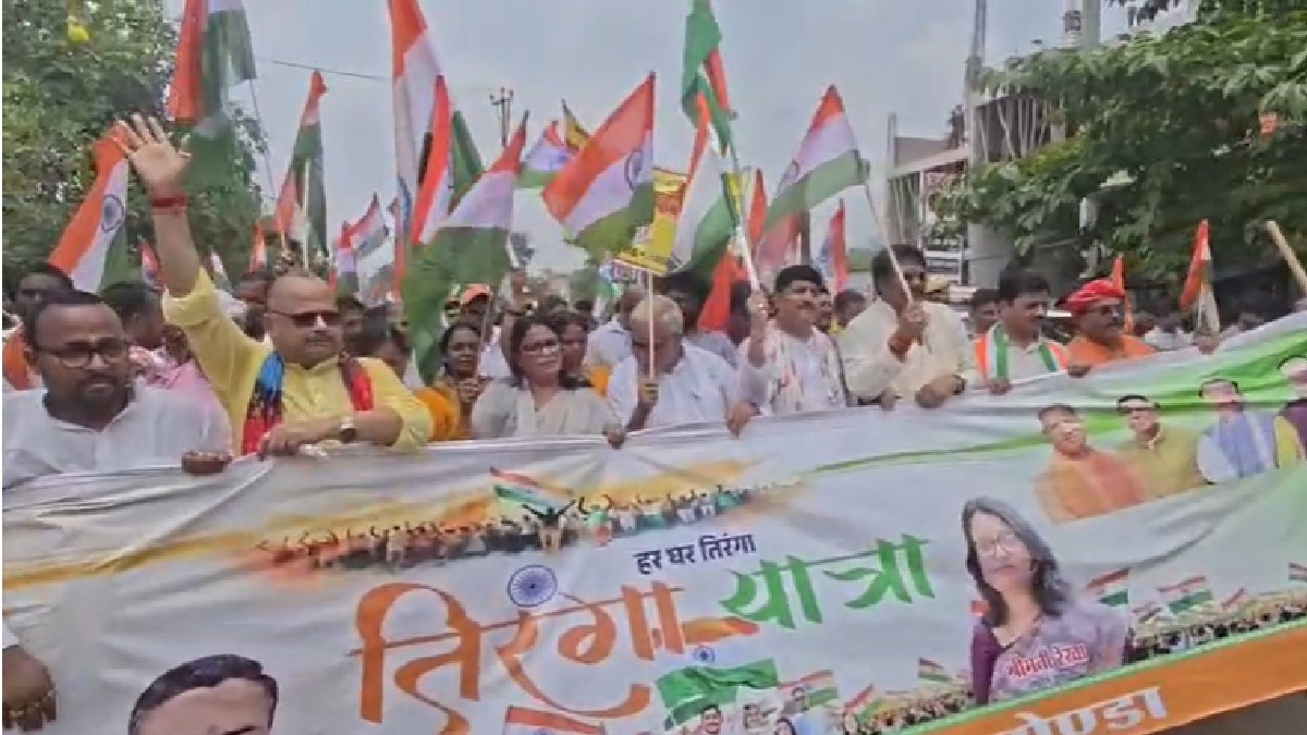 गोंडा में BJP की 2 किलोमीटर लंबी तिरंगा पदयात्रा, हजारों लोग हुए शामिल